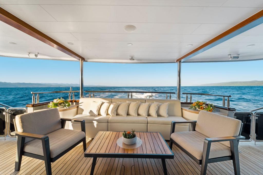 FREEDOM Lounge area Aft - Main deck