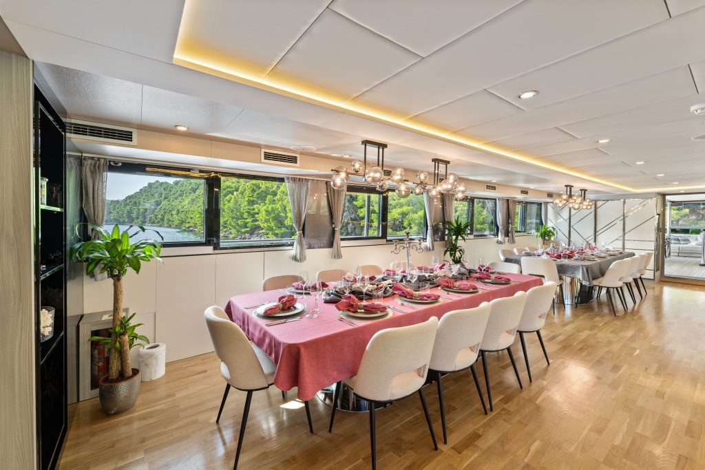 FREEDOM Formal dining in salon - Upper deck
