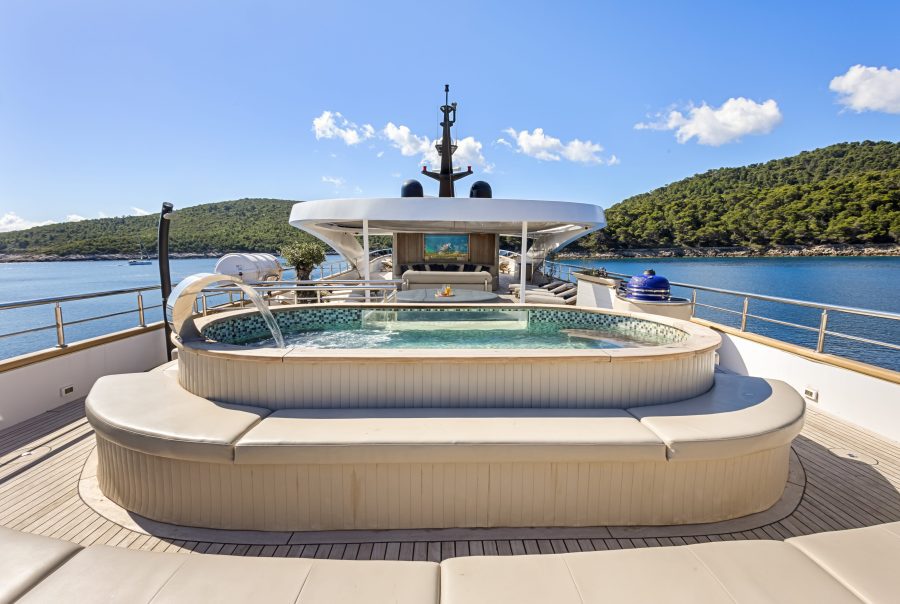 19. BELLA Pool - Sun deck stern