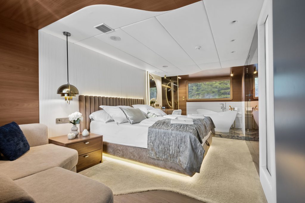 60. BELLA - Master stateroom - Upper deck