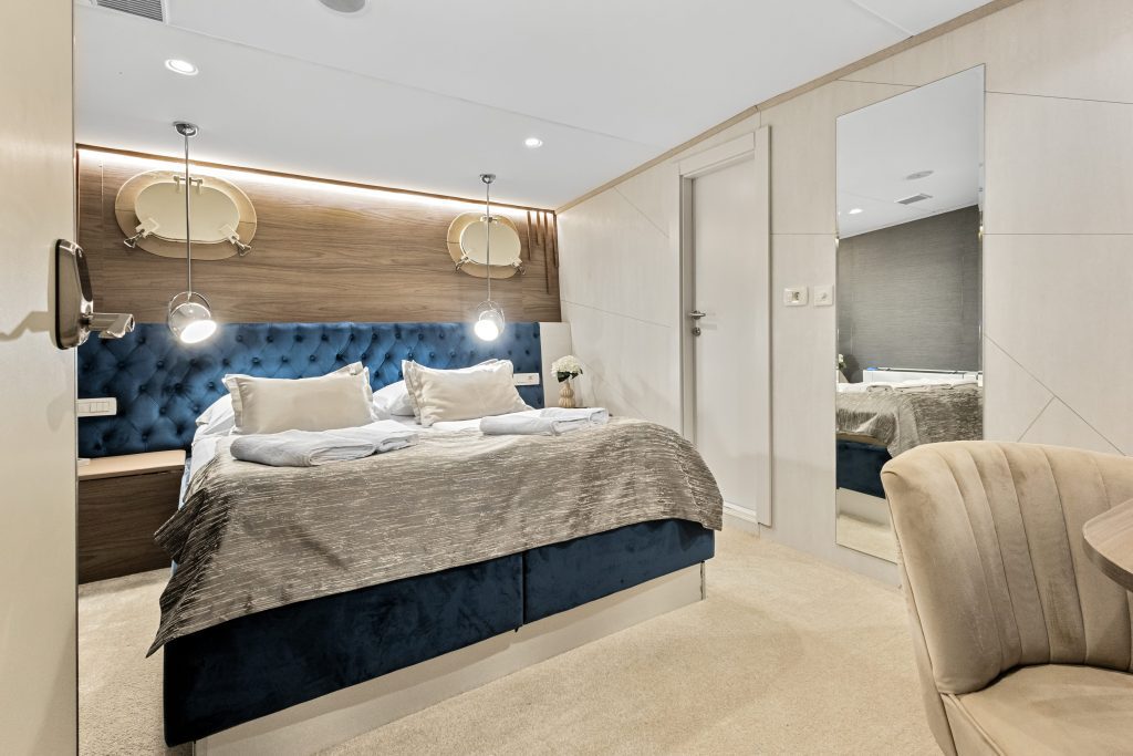 64. BELLA Double stateroom - Lower deck