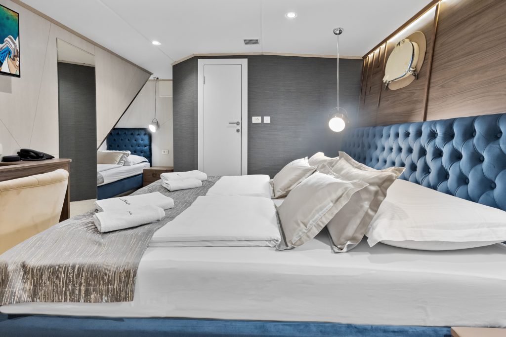 67. BELLA Triple stateroom - Lower deck